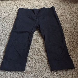 Lululemon Sz 8 Dark Grey Crops EUC